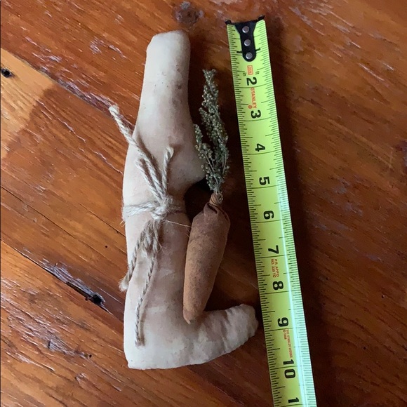 🥕 Handmade Primitive Rabbit with Carrot - Picture 5 of 6